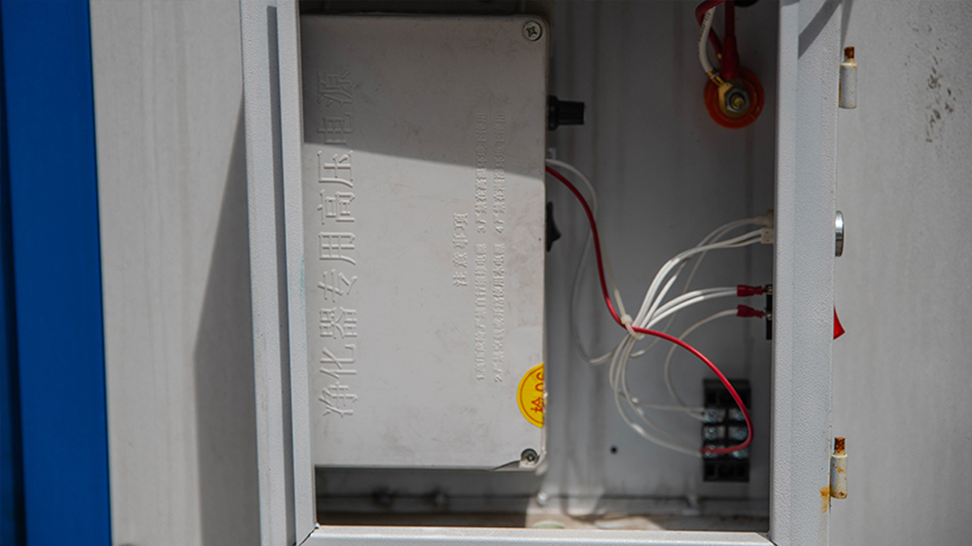 如何連接油煙凈化器的電源？